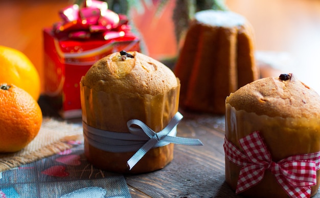 Mini panettone i pandoro, z owocami i świąteczną dekoracją,