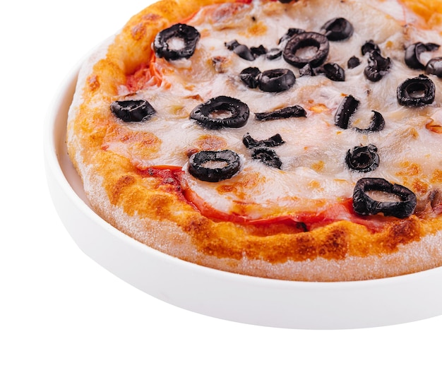 Mini pizza z oliwkami i serem na talerzu