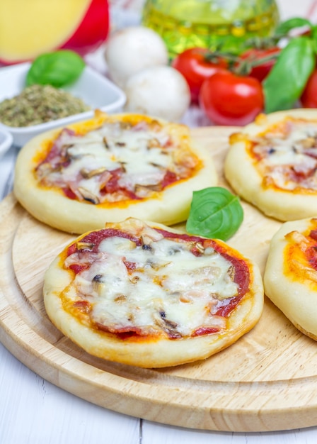 Mini pizza z salami, boczkiem, pieczarkami i serem