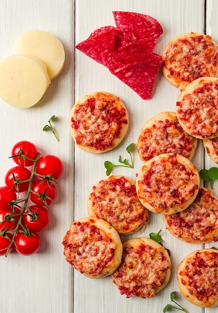 Mini pizze salami z serem mozzarella na białym blacie widok bez ludzi