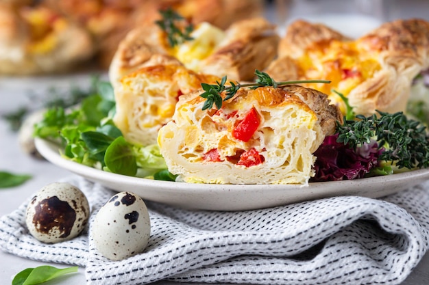 Mini Quiche, Ciasto Lub Tarta Z Ciasta Francuskiego Z Warzywami Podawane Na Talerzu Z Zieloną Mieszanką Sałat.