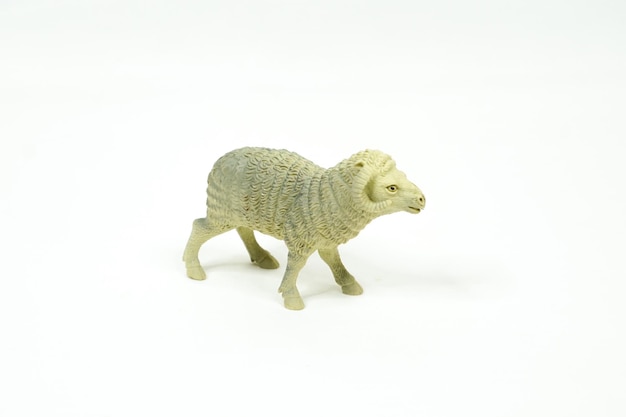 Mini rysunek owiec na białym tle. Plastikowe zabawki dla zwierząt.