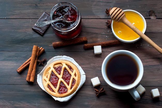 Mini tarta z dżemem i filiżanką kawy