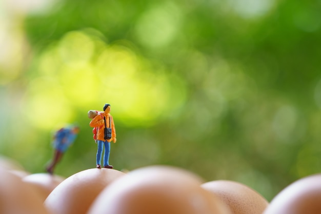 Miniatura 2 osoby stoją na chodniku Początek podróży Aby dotrzeć do celu.