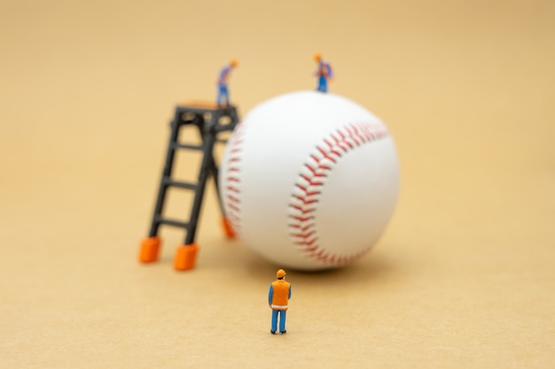 Miniatura pracownika budowlanego z baseballem