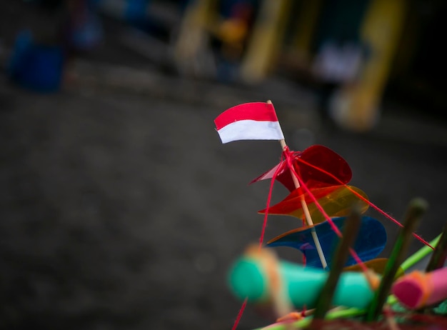 Miniaturowa flaga Indonezji w płytkiej ostrości statku zabawki