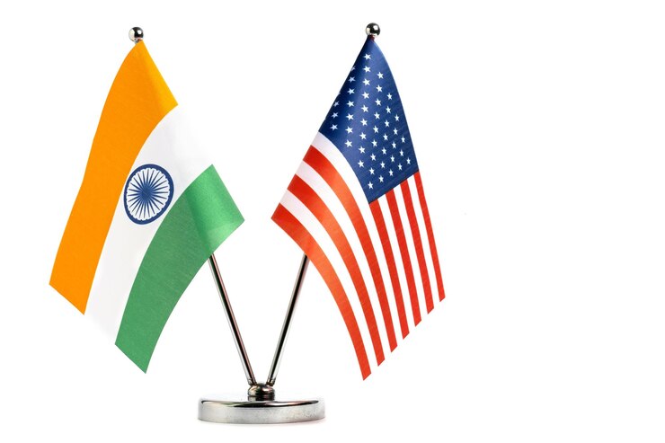 Miniaturowe flagi USA i Indii na białym tle