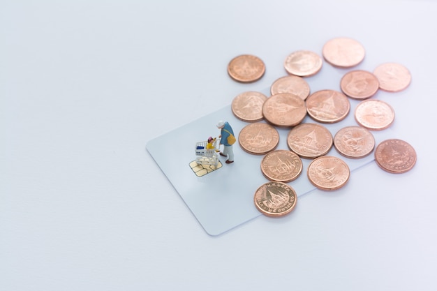 Miniaturowi Klienci Z Koszykiem Na Kartę Kredytową Lub Debetową