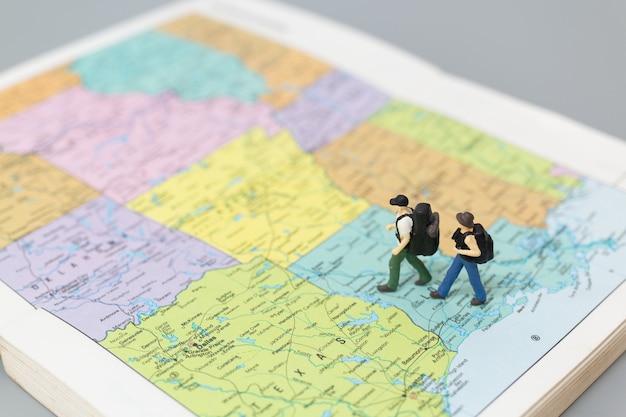 Miniaturowi ludzie Backpacker chodzenie na mapie Koncepcje podróży i przygody.