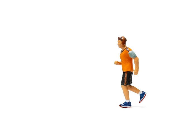 Miniaturowi ludzie, mężczyzna w fitness nosić działa na białym tle i miejsca na tekst