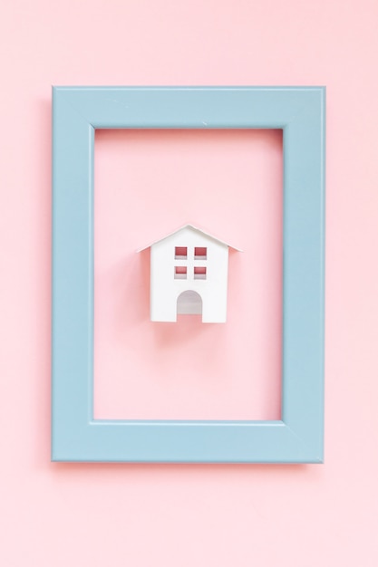 miniaturowy biały dom zabawka w niebieskiej ramce