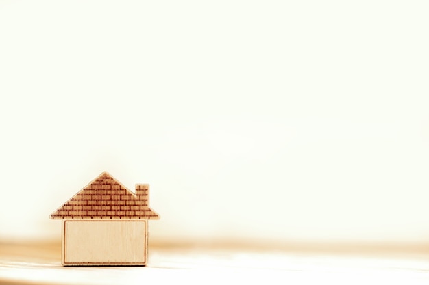 miniaturowy mały drewniany dom na własność, hipotekę, koncepcję nieruchomości inwestycyjnych z kopią