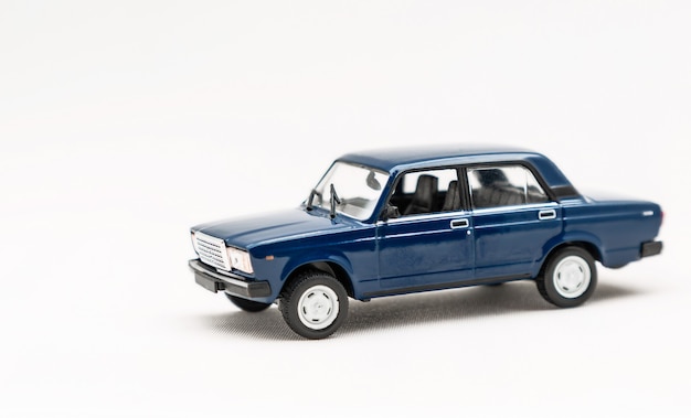 Miniaturowy model zabawkowego samochodu retro niebieski na białej powierzchni