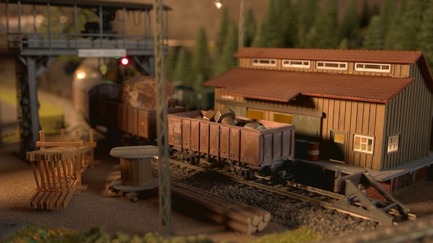 Miniaturowy pociąg towarowy w stylu retro.