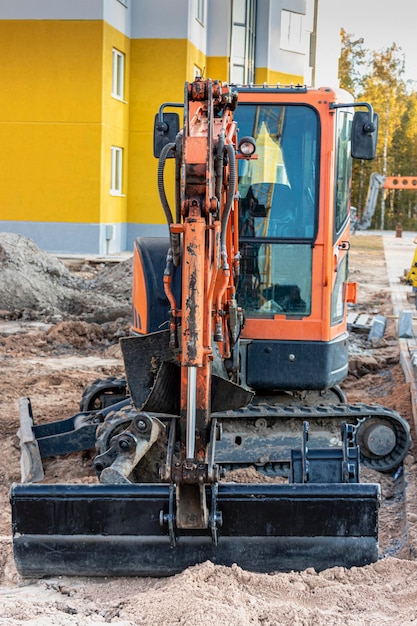 Minikoparka na budowie. Kompaktowy sprzęt budowlany do robót ziemnych.