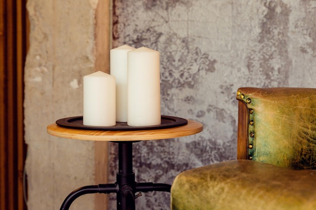 Minimalistyczna koncepcja wnętrza salonu z drewnianym stołem rodzinnym, krzesłami beżowymi ścianami i per