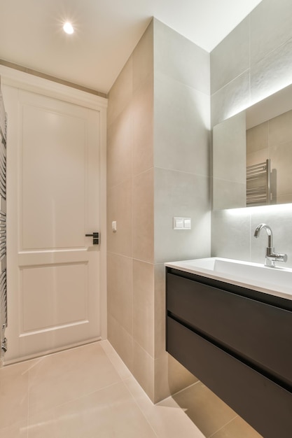 Minimalistyczna łazienka z podświetlanym lustrem