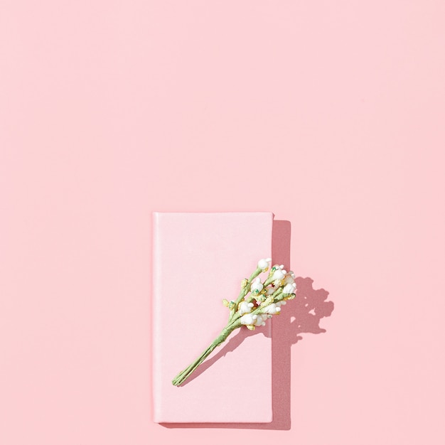 Minimalistyczna makieta karty z pustym różowym notatnikiem