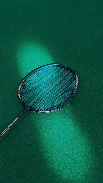 Minimalistyczna rakietka badmintonowa na zielonym boisku Sprzęt sportowy i aktywny styl życia Fotografia