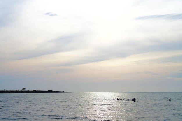 Minimalistyczne zdjęcie pływanie na plaży