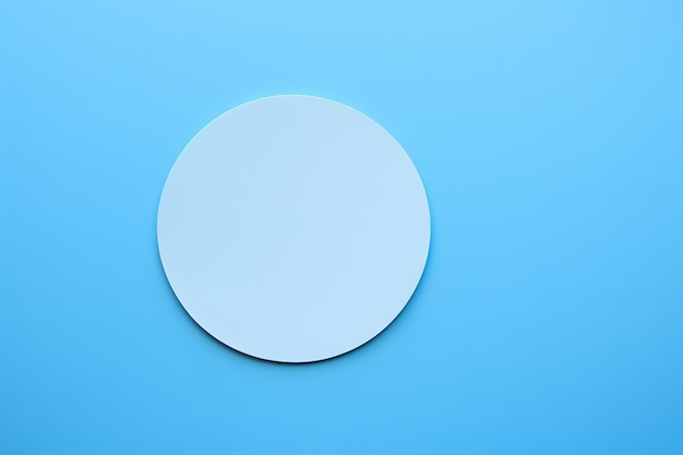 Zdjęcie minimalistyczny biały krąg na niebieskim tle z przestrzenią do kopiowania tekstu lub logo
