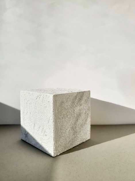 Zdjęcie minimalizm biały podium streszczenie teksturowane tło twardy cień