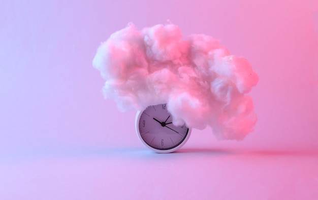 Minimalna kompozycja z chmurką budzika w różowoniebieskim świetle Grafika koncepcyjna