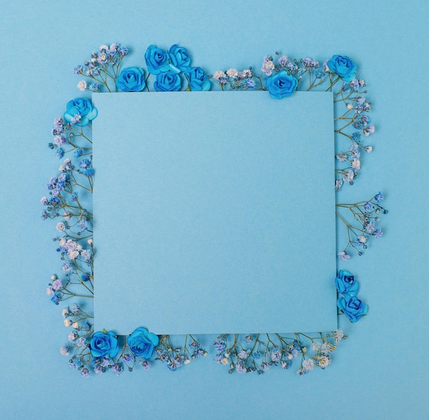 Minimalna kwiecista makieta na niebieskim tle Niebieskie kwiaty ramki