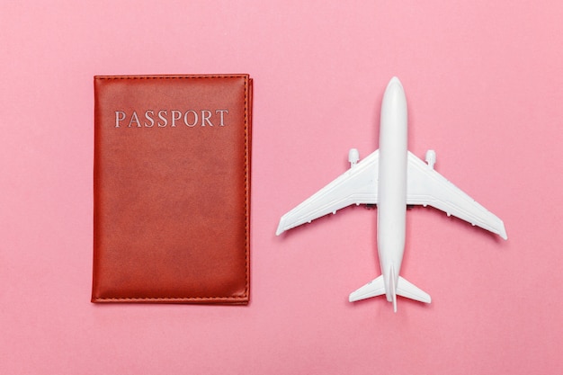 Minimalna prosta koncepcja płaskiej podróży przygodowej z samolotem i paszportem