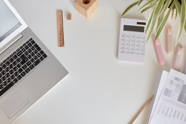 Zdjęcie minimalna przestrzeń do pracy kreatywne płaskie ukształtowanie obszaru roboczego biurko z notebookami na białym tle tło z obszarem reklamowym przestrzeni do kopiowania