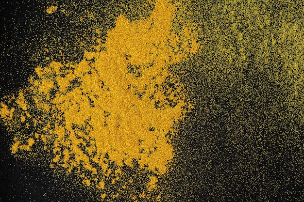 Minimalna tekstura złotego piasku na czarnym tle