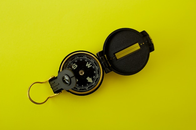 Minimalny kompas na jaskrawym żółtym tle