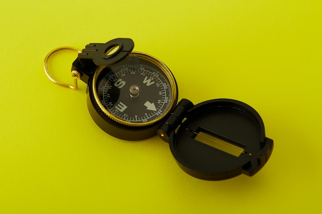 Zdjęcie minimalny kompas na jaskrawym żółtym tle