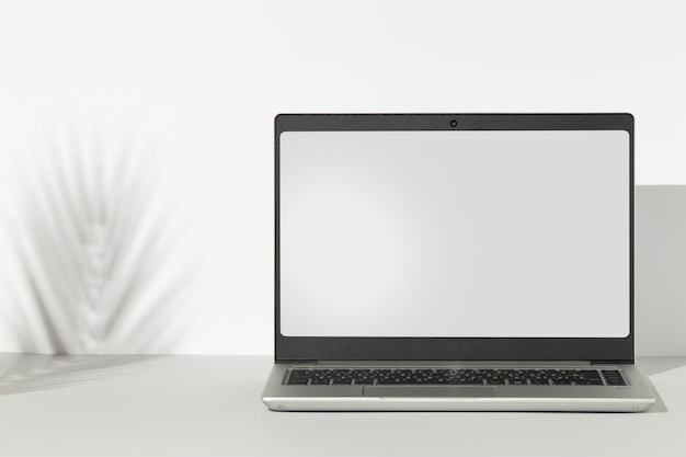 Zdjęcie minimalny wyświetlacz laptopa na białym stole