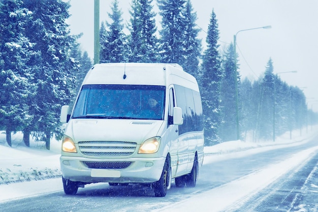 Minivan Na Drodze Zimą Rovaniemi, Laponia, Finlandia