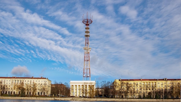 Mińsk Białoruś 07 stycznia 2018 Wieża telekomunikacyjna w Mińsku widok z parku Kupała