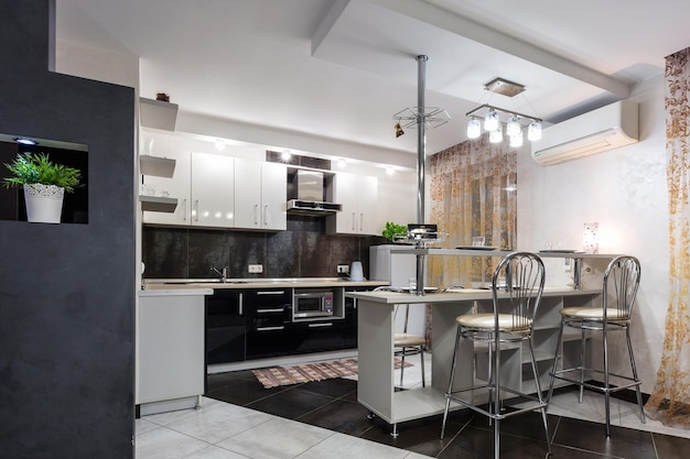MIŃSK BIAŁORUŚ 8 GRUDNIA 2017 Wnętrze nowoczesnej kuchni i holu gościnnego w loftowym mieszkaniu w stylu minimalistycznym w kolorze brązowo-szarym