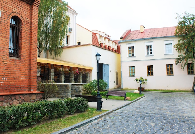 Mińsk Białoruś idylla przytulne białe domy starego miasta Przedmieście Trójcy