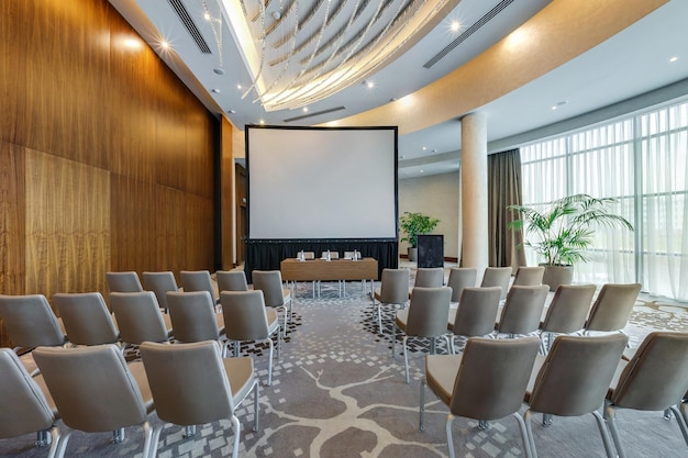 Zdjęcie mińsk białoruś lipiec 2017 rzędy siedzeń we wnętrzu nowoczesnej pustej sali konferencyjnej na spotkania biznesowe