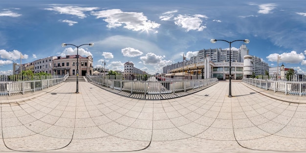 MIŃSK BIAŁORUŚ LIPIEC 2020 Pełna sferyczna bezszwowa panorama hdri 360 stopni kąt widzenia na kładce dla pieszych nad aleją w centrum miasta w rzucie prostokątnym Treść VR AR