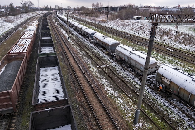 MIŃSK BIAŁORUŚ LISTOPAD 2020 długie kolejowe pociągi towarowe z mnóstwem wagonów stoją na parkingu w zimowy dzień