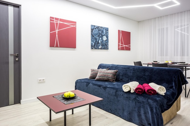 MIŃSK BIAŁORUŚ MARZEC 2020 Wnętrze nowoczesnego luksusowego pokoju gościnnego vip w apartamentach typu studio z sofą