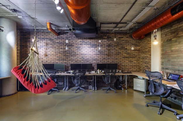 MIŃSK BIAŁORUŚ PAŹDZIERNIK 2015 Wnętrze pracowni w nowoczesnym coworkingu w stylu loft