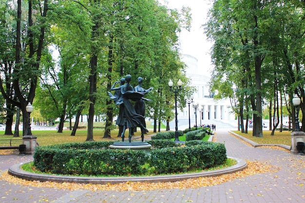 Mińsk Białoruś przytulny zakątek placu w pobliżu Teatru Opery i Baletu