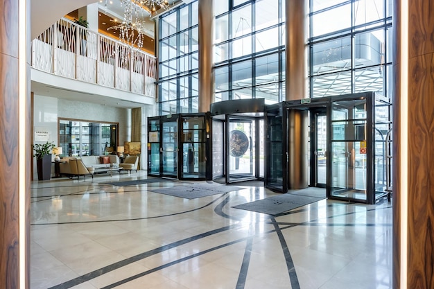 MIŃSK BIAŁORUŚ SIERPIEŃ 2017 kolumny w holu gościnnym recepcji nowoczesnego luksusowego hotelu