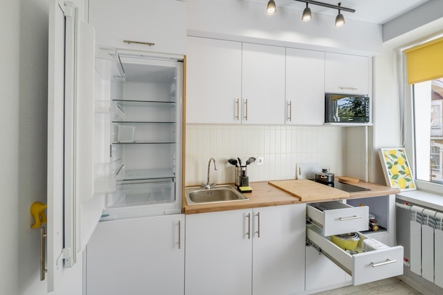 MIŃSK BIAŁORUŚ SIERPIEŃ 2021 Wnętrze małego salonu wyposażonej kuchni w apartamentach typu studio w stylu minimalistycznym z jasnym kolorem