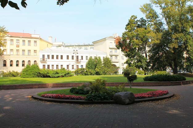 Mińsk Białoruś Widok na ogród publiczny przy ulicy Leningradzkiej