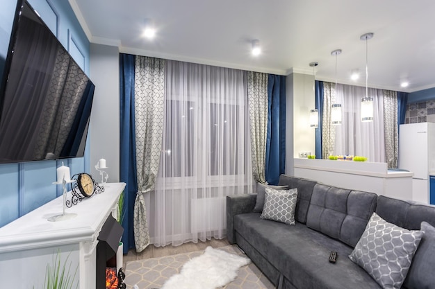 MIŃSK BIAŁORUŚ WRZESIEŃ 2019 Wnętrze nowoczesnej luksusowej sypialni w apartamentach typu studio w stylu niebieskiego światła