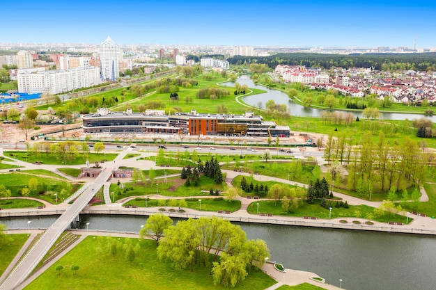 Mińsk lotnicze panoramiczny widok z tarasu widokowego Biblioteki Narodowej Białorusi w Mińsku na Białorusi.