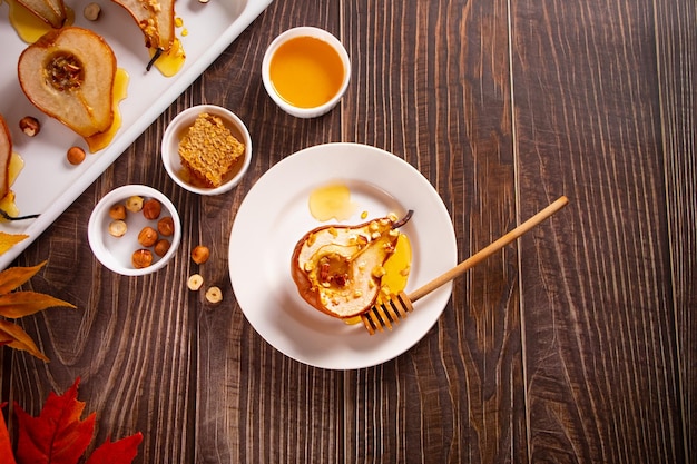 Miód lub syrop klonowy pieczone gruszki z orzechami włoskimi Dieta wegetariańska zdrowie pyszny deser